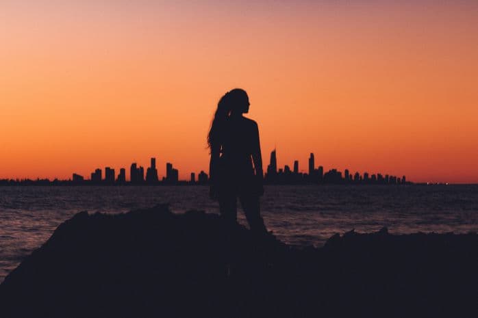 Mulher admirando o horizonte