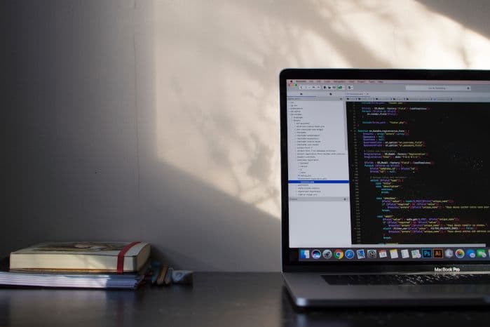 Notebook aberto com código em um editor aberto.