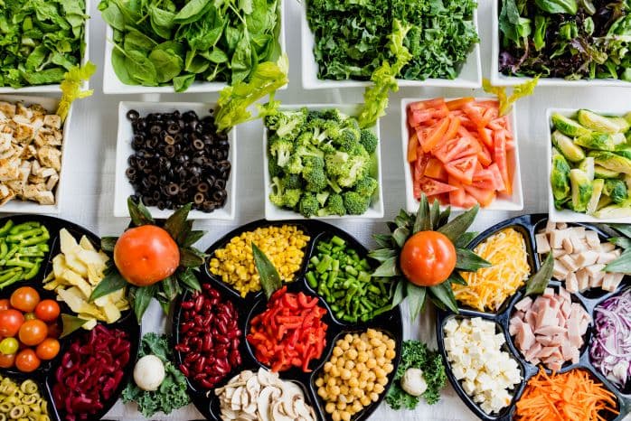 diferentes tipos de alimentos separados em tigelas