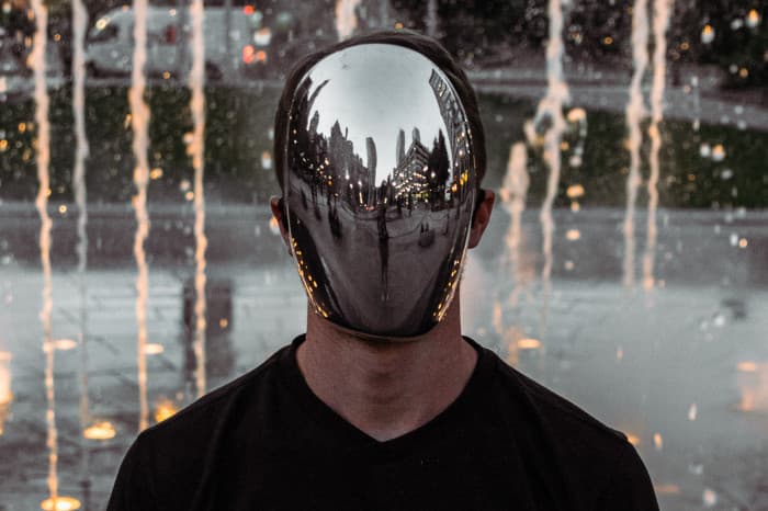 Imagem de homem sem rosto e sem identidade.