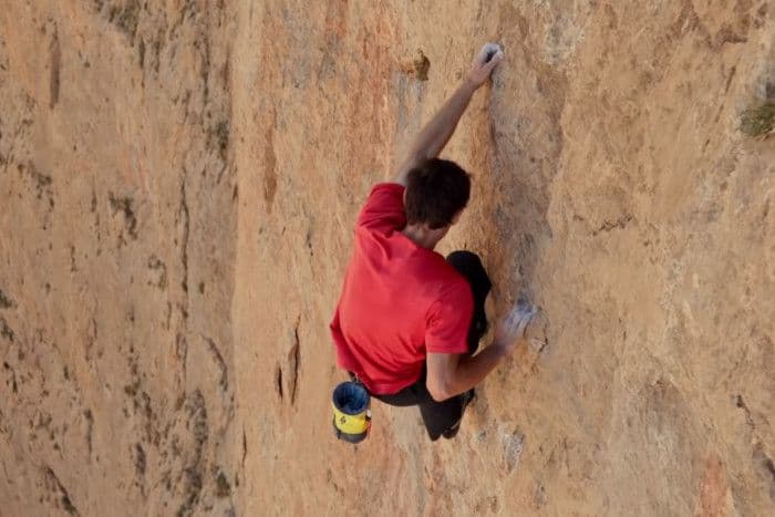 Imagem do Alex Honnold escalando sem ajuda de equipamento