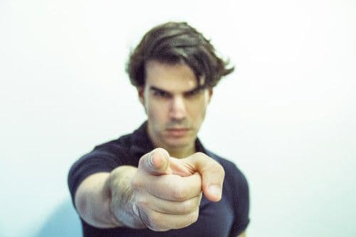Imagem de homem apontado o dedo para a tela