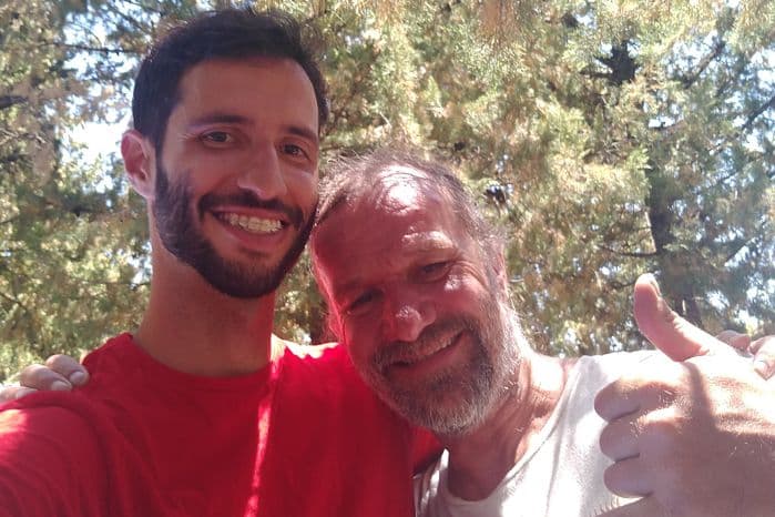 Autor, Bruno, ao lado de Wim Hof, sorrindo para a câmera.