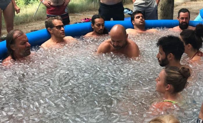 banheira com o grupo imerso no gelo
