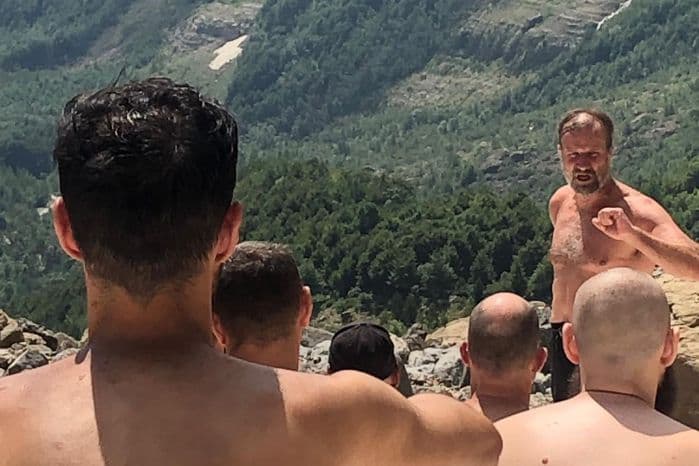 Eu estou de costas e olhando para o Wim Hof