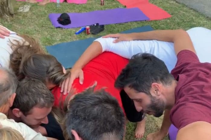 eu abraçando alguns amigos no último dia