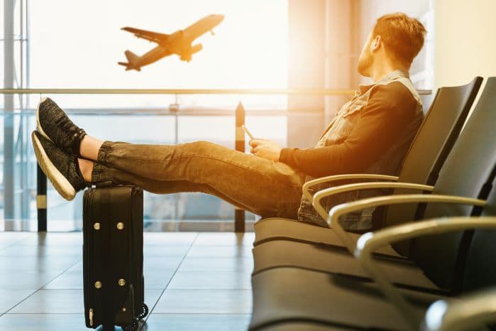 homem com mala no aeroporto