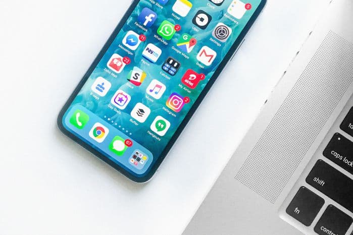 Foto de uma celular com vários ícones de aplicativos na tela