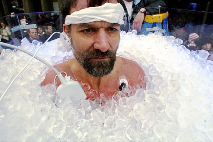 Wim hof ligado a equipamentos dentro do gelo