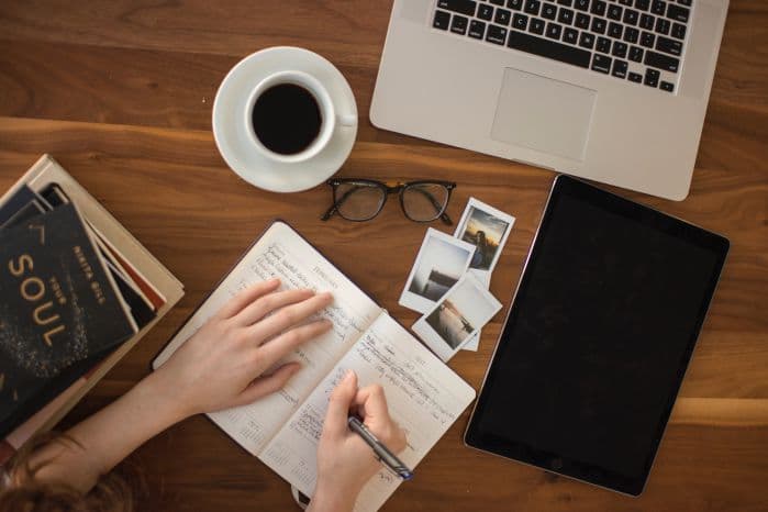 mesa de trabalho com café anotações e computador