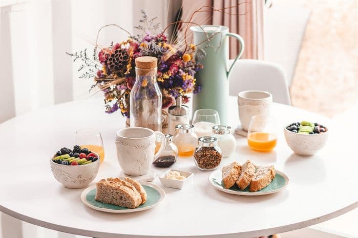 mesa de café cheia de itens saudáveis