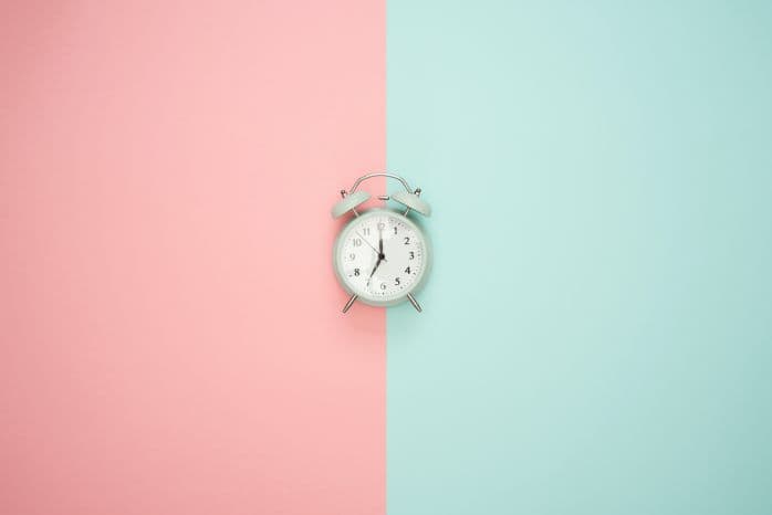 relógio com fundo colorido
