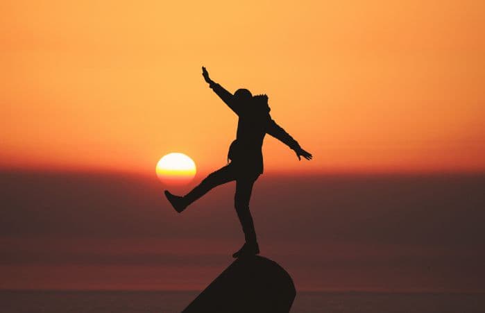 homem se equilibrando em uma perna