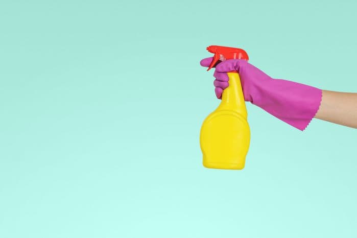 detergente na mão de uma pessoa