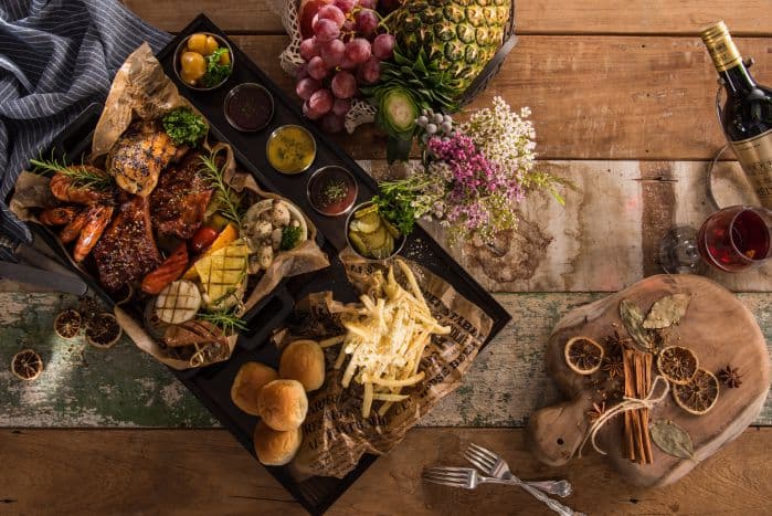 Mesa posta com muita comida bonita