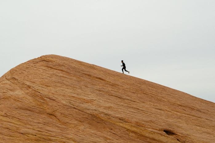 homem correndo no deserto