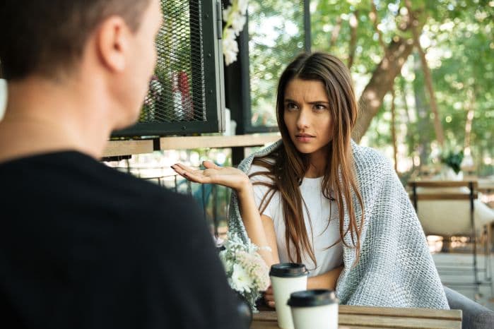 mulher incomodada com conversa