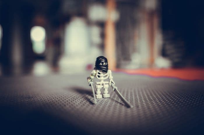 boneco do lego segurando duas espadas