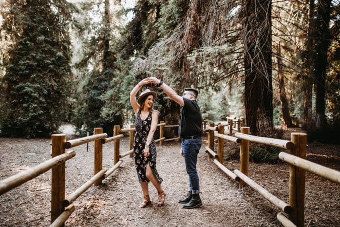 casal dançando em parque