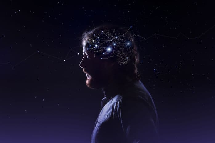 imagem de homem com o universo representando seu cérebro