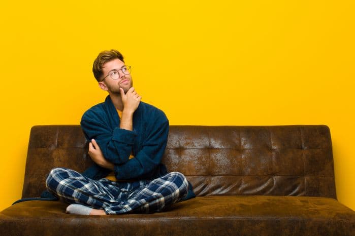 homem sentado em escritório escrevendo