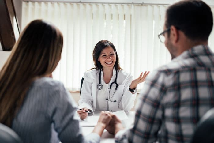 consulta médica com três pessoas