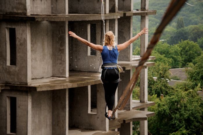 mulher praticando slackline