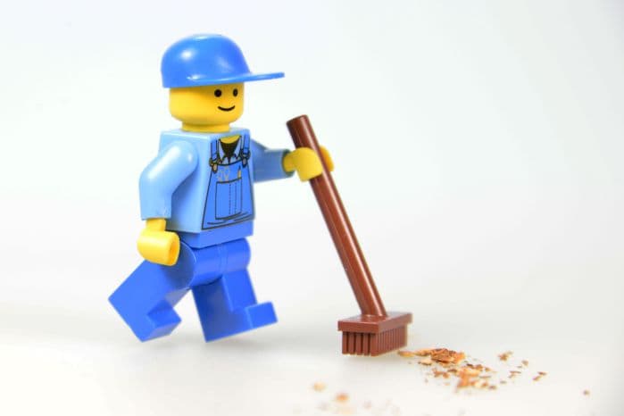 boneco do lego segurando uma vassoura