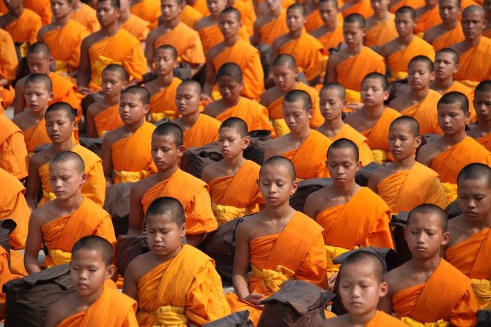 grupo de pessoas meditando