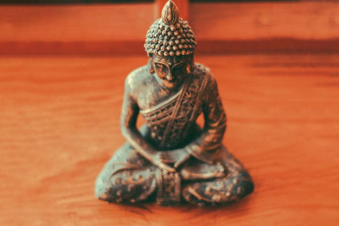 estátua representando buda na posição lótus de meditação